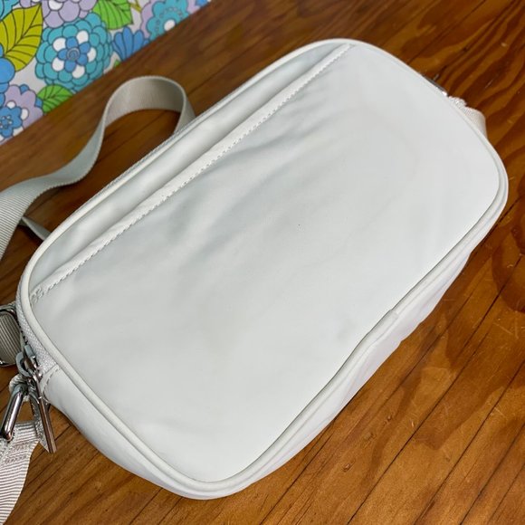 Lululemon  Ivory White Crossbody Camera Bag 2L - Picture 15 of 15